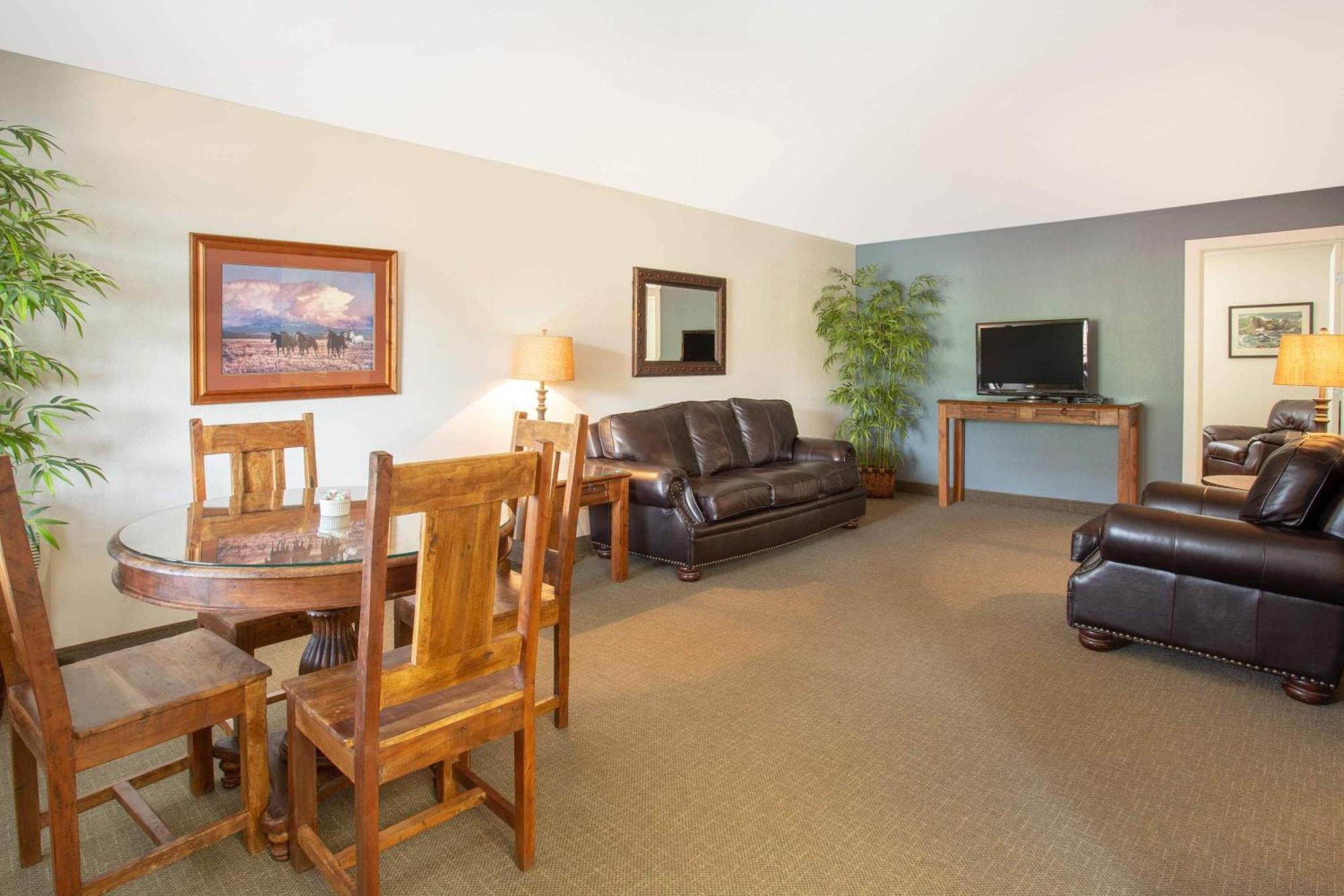 Travelodge By Wyndham Gardiner Yellowstone Park North Entr Екстер'єр фото